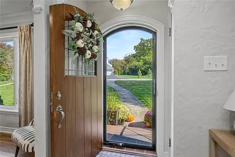 Entry Way - 860 Greenhouse Dr, Kettering, OH 45419 photo 2 of 6