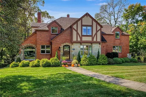 Exterior - 860 Greenhouse Dr, Kettering, OH 45419 photo 3 of 22