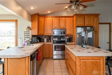 Kitchen - 5782 Whispering Wind Dr, Springfield, OH 45504 photo 3 of 5