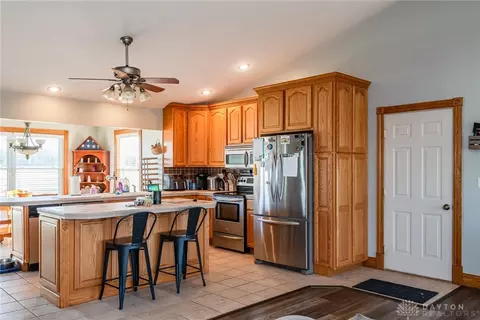 Kitchen - 5782 Whispering Wind Dr, Springfield, OH 45504 photo 5 of 5