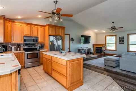 Kitchen - 5782 Whispering Wind Dr, Springfield, OH 45504 photo 4 of 5