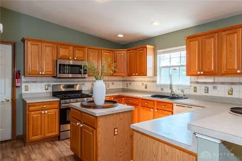 Kitchen - 9550 State Route 725 Pike, Germantown, OH 45327 photo 2 of 7