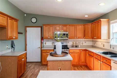 Kitchen - 9550 State Route 725 Pike, Germantown, OH 45327 photo 4 of 7