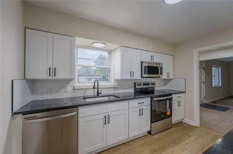 Kitchen - 520 Earnshaw Dr, Kettering, OH 45429 photo 2 of 3