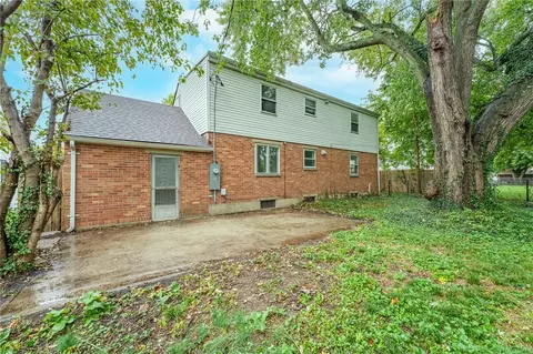 Exterior - 520 Earnshaw Dr, Kettering, OH 45429 photo 3 of 5