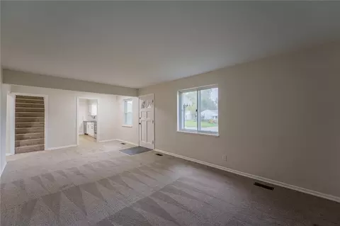 Living - 520 Earnshaw Dr, Kettering, OH 45429 photo 4 of 5