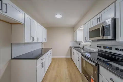 Kitchen - 520 Earnshaw Dr, Kettering, OH 45429 photo 1 of 3