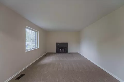 Living - 520 Earnshaw Dr, Kettering, OH 45429 photo 3 of 5