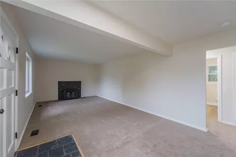 Living - 520 Earnshaw Dr, Kettering, OH 45429 photo 2 of 5