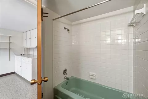Bath - 386 Silvertree Ln, Centerville, OH 45459 photo 8 of 8
