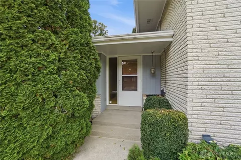 Exterior - 386 Silvertree Ln, Centerville, OH 45459 photo 1 of 13