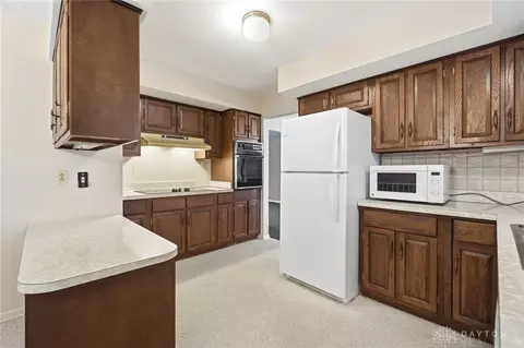 Kitchen - 386 Silvertree Ln, Centerville, OH 45459 photo 2 of 6