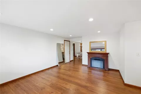 Living - 35 Waterford Dr, Centerville, OH 45458 photo 1 of 2
