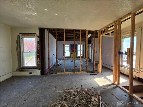 Living - 1001 Clifton Ave, Springfield, OH 45505 photo 2 of 2