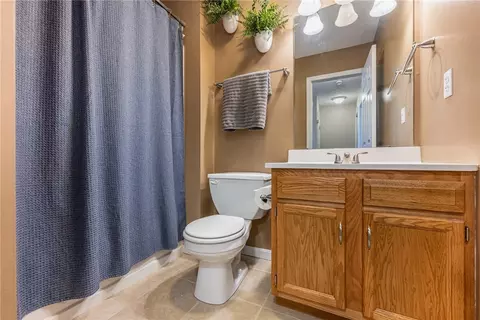 Bath - 1587 Glenn Abbey Dr, Kettering, OH 45420 photo 2 of 4