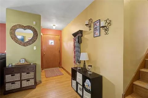 Entry Way - 3836 Benfield Dr, Kettering, OH 45429 photo 2 of 4