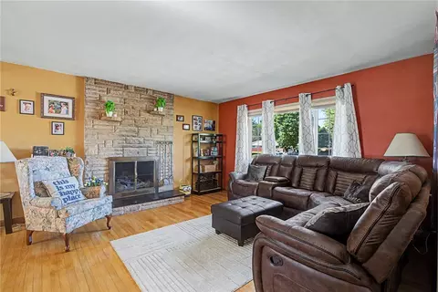 Living - 3836 Benfield Dr, Kettering, OH 45429 photo 2 of 4