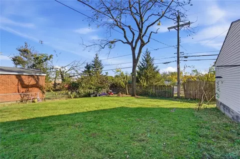 Exterior - 1520 Lynnfield Dr, Kettering, OH 45429 photo 4 of 6