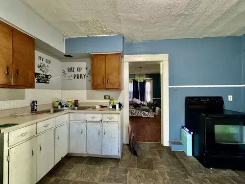 Kitchen - 305 E Northern Ave, Springfield, OH 45503 photo 4 of 4