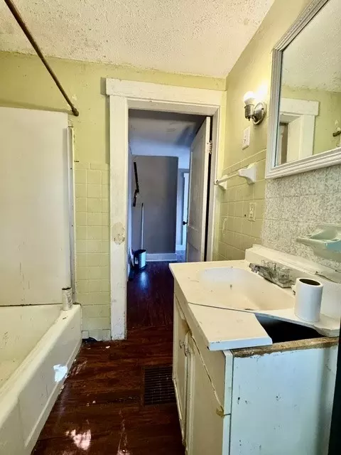 Bath - 305 E Northern Ave, Springfield, OH 45503 photo 3 of 4