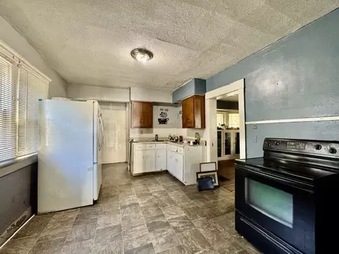 Kitchen - 305 E Northern Ave, Springfield, OH 45503 photo 1 of 4