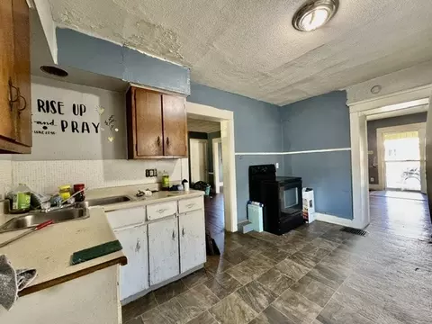 Kitchen - 305 E Northern Ave, Springfield, OH 45503 photo 3 of 4