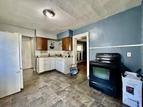 Kitchen - 305 E Northern Ave, Springfield, OH 45503 photo 2 of 4
