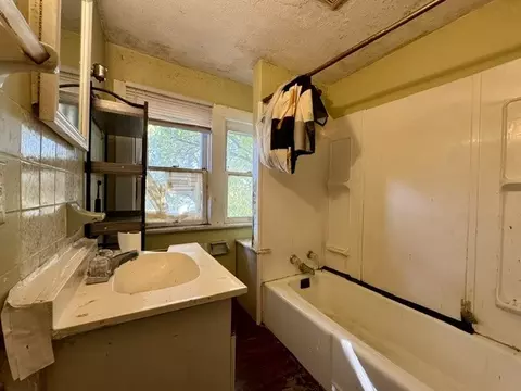 Bath - 305 E Northern Ave, Springfield, OH 45503 photo 2 of 4