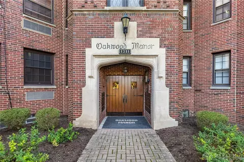 1211 Far Hills Ave #101, Oakwood, OH 45419