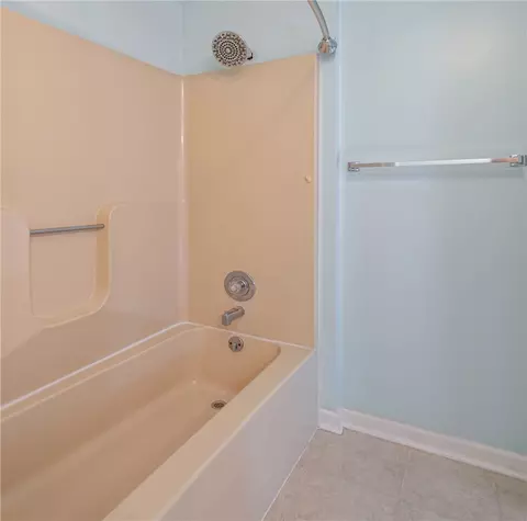 Bath - 700 Ashton Cir #137, Kettering, OH 45429 photo 4 of 4