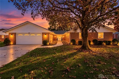 319 Beechgrove Dr, Englewood, OH 45322
