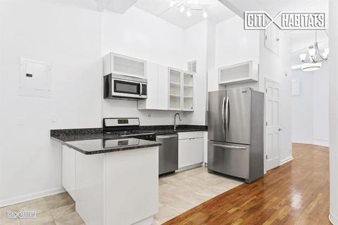 7976 Jolain Dr, Montgomery, OH 45242 photo 1
