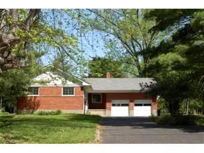 910 Nottingham Dr, Cincinnati, OH 45255 photo 1