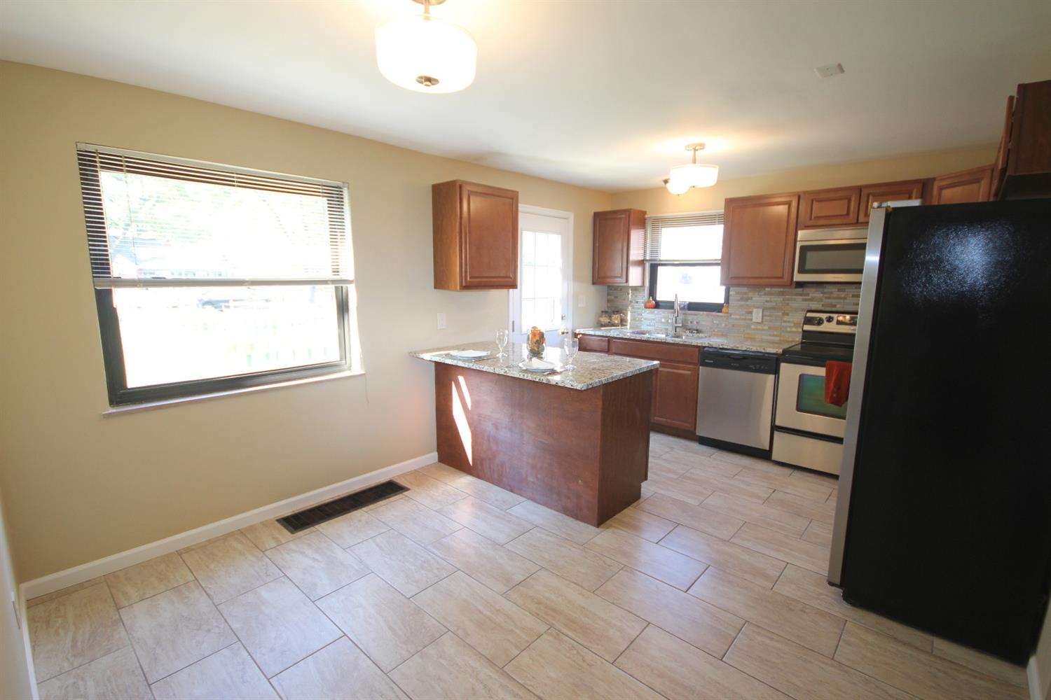1165 Madeleine Cir, Cincinnati, OH 45231 photo 5