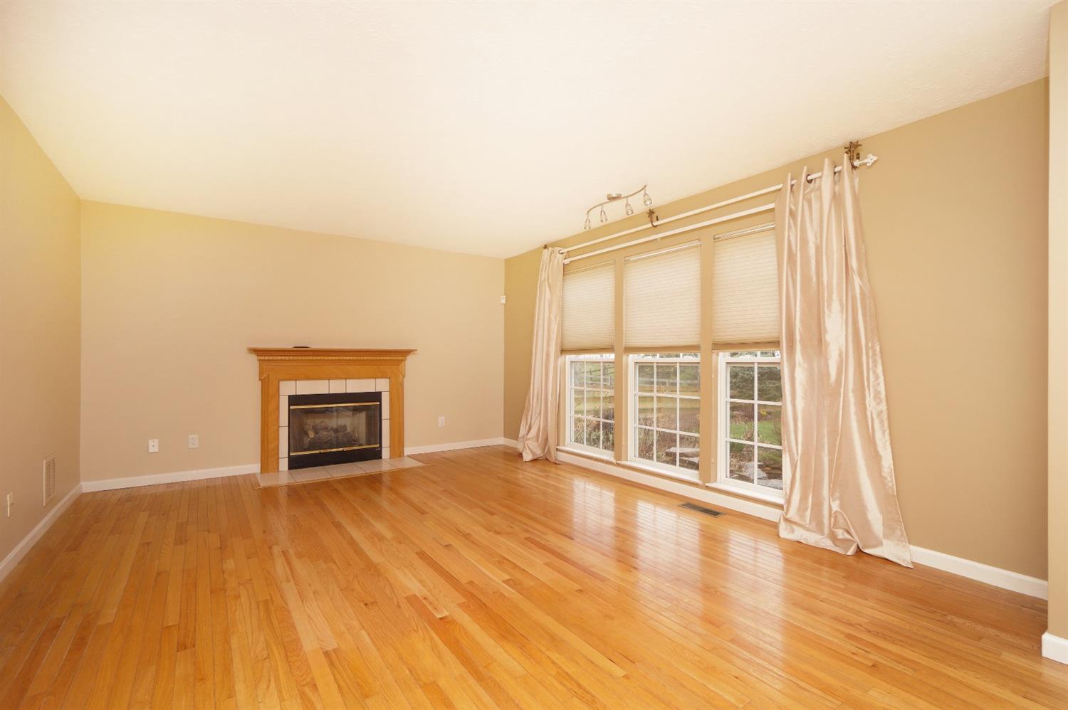 384 Indian Pointe Dr, Hamilton Township, OH 45039 photo 9