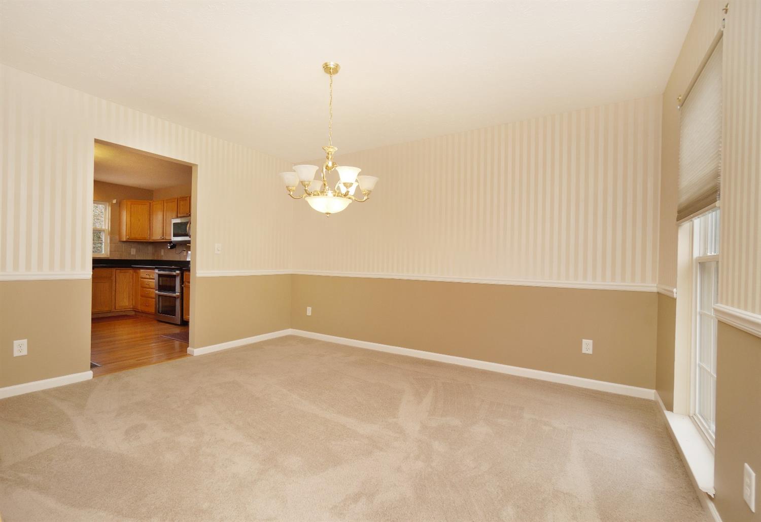 384 Indian Pointe Dr, Hamilton Township, OH 45039 photo 2