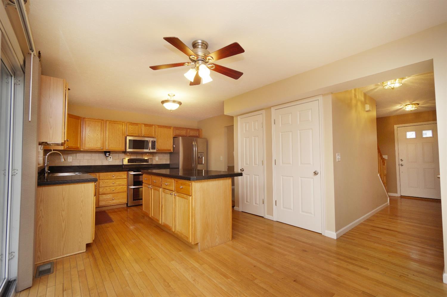 384 Indian Pointe Dr, Hamilton Township, OH 45039 photo 4