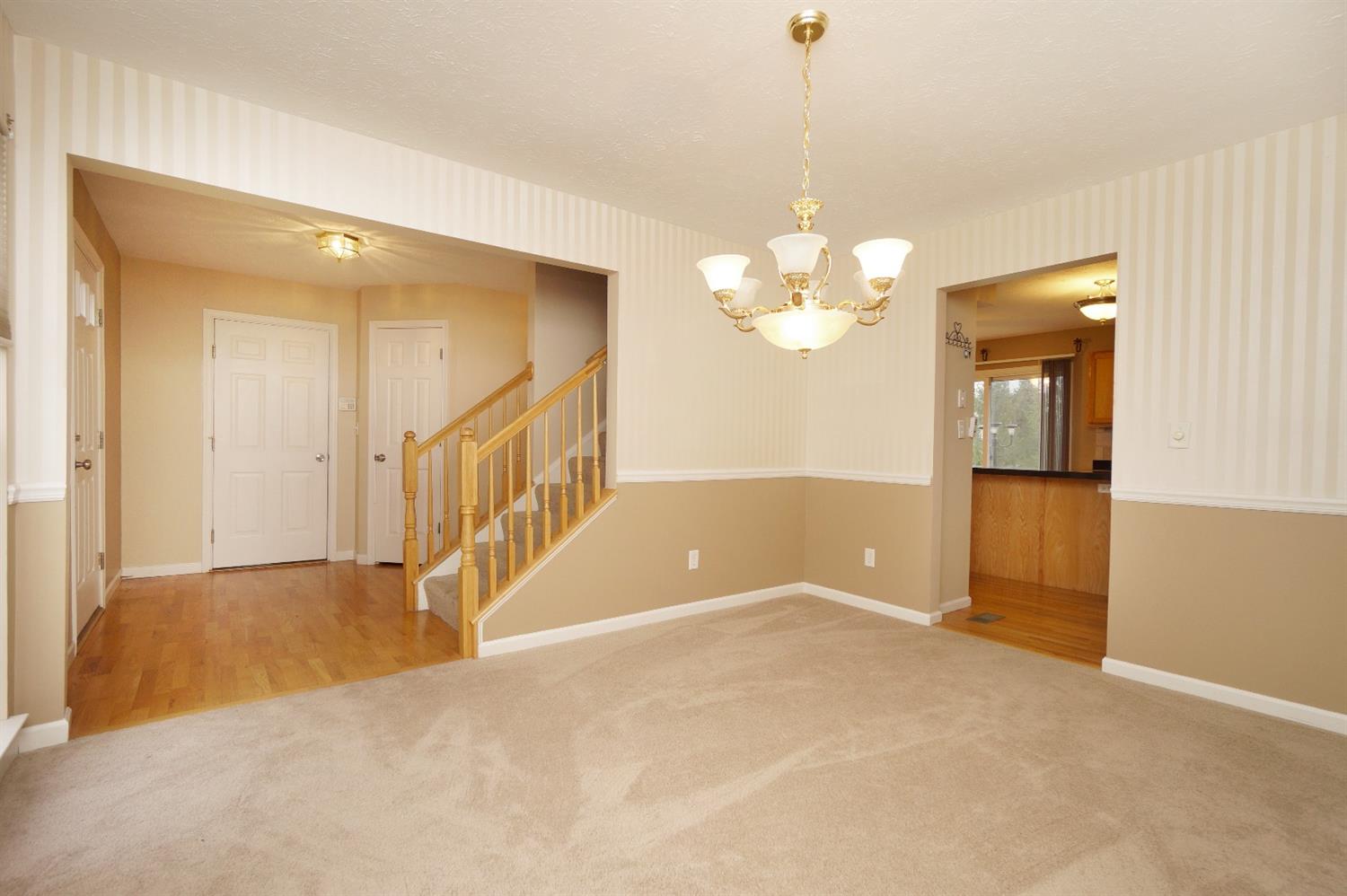 384 Indian Pointe Dr, Hamilton Township, OH 45039 photo 3