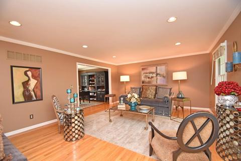 7564 Trailwind Dr, Montgomery, OH 45242 photo 2