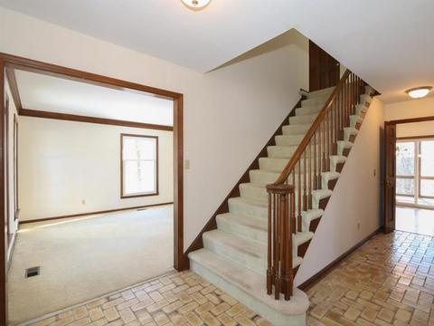 9049 Winthrop Dr, Montgomery, OH 45249 photo 2