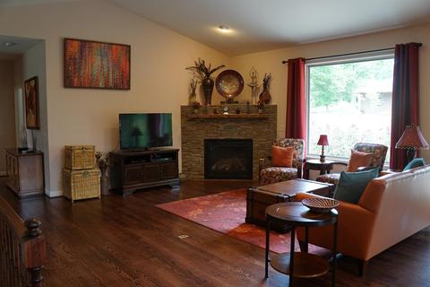 8270 Springvalley Dr, Cincinnati, OH 45236 photo 2