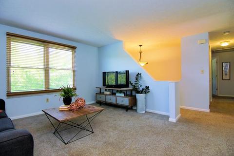 5582 Bluepine Dr, Cincinnati, OH 45247 photo 3