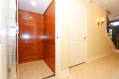 1132 Riverside Dr, Cincinnati, OH 45202 photo 3