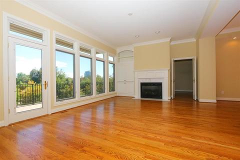 1132 Riverside Dr, Cincinnati, OH 45202 photo 4