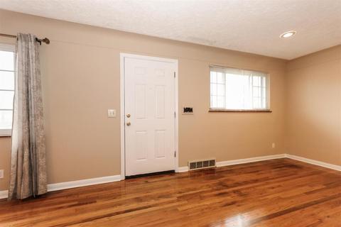 8805 Constance Ln, Cincinnati, OH 45231 photo 4