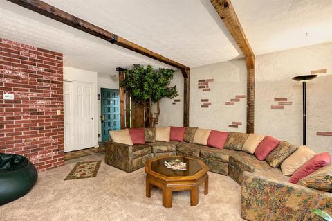 2422 Hazelcrest Ln, Cincinnati, OH 45231 photo 5