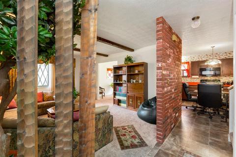 2422 Hazelcrest Ln, Cincinnati, OH 45231 photo 4