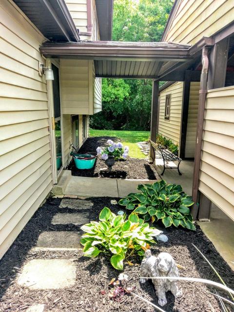 1525 Hazelgrove Dr, Cincinnati, OH 45240 photo 3