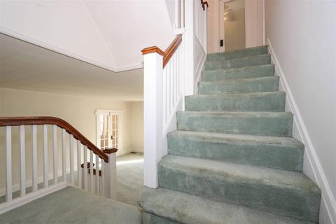 3975 Ardmore Ave, Cincinnati, OH 45229 photo 8