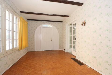 3975 Ardmore Ave, Cincinnati, OH 45229 photo 2